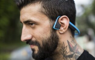Användarna varnas för att använda Bluetooth på Def Con säkerhetsmässa A man with bluetooth headphones