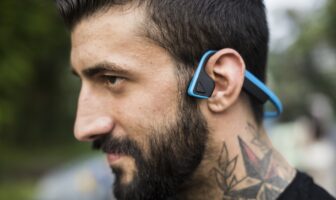 Användarna varnas för att använda Bluetooth på Def Con säkerhetsmässa A man with bluetooth headphones