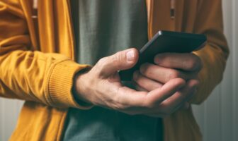 Hacka en mobilnyckel på ett Europeiskt hotell Säkerhet på hotell
