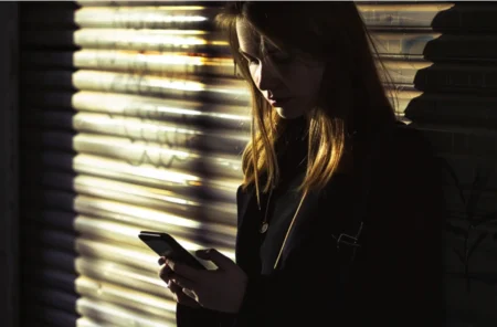 Kvinna som använder en mobil